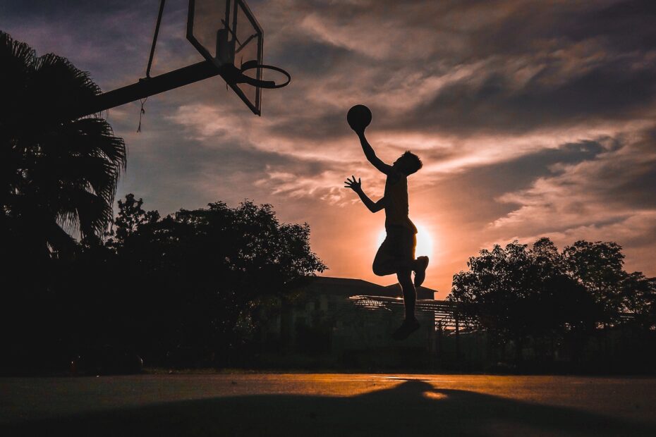 silhueta menino pulando jogando basquete
